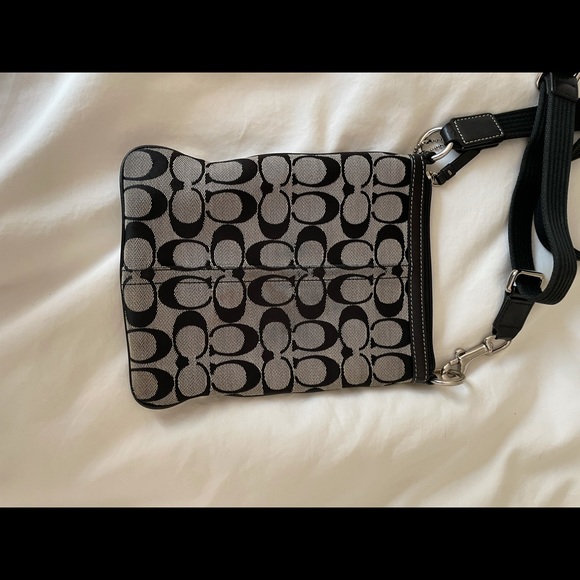 Coach classic “c” messenger crossbody bag - Picture 3 of 4